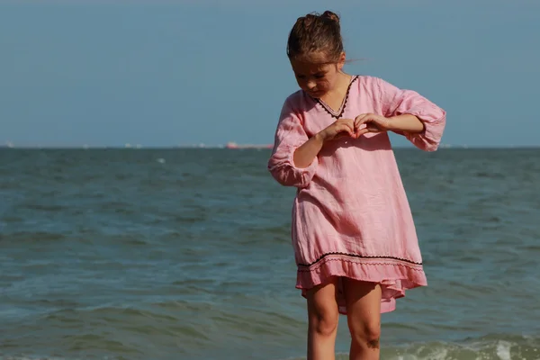 Little girl near the sea — Stock Photo, Image