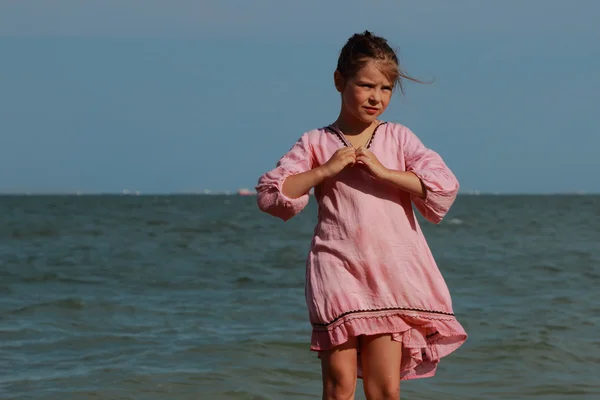Little girl near the sea — Stock Photo, Image
