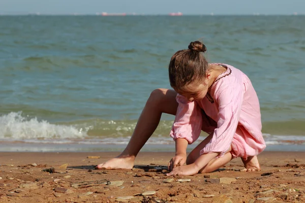 Bella Bambina Indossa Abito Rosa Chiaro Giocare Con Ciottoli Sul — Foto Stock