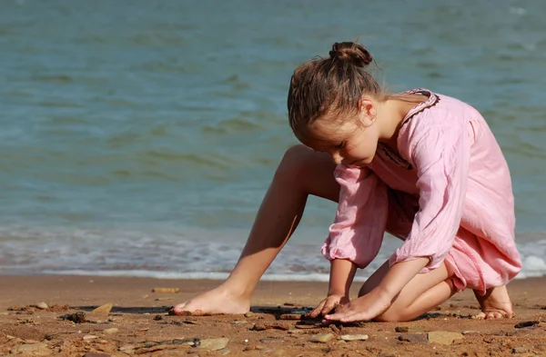 Bella bambina vestita di rosa chiaro — Foto Stock