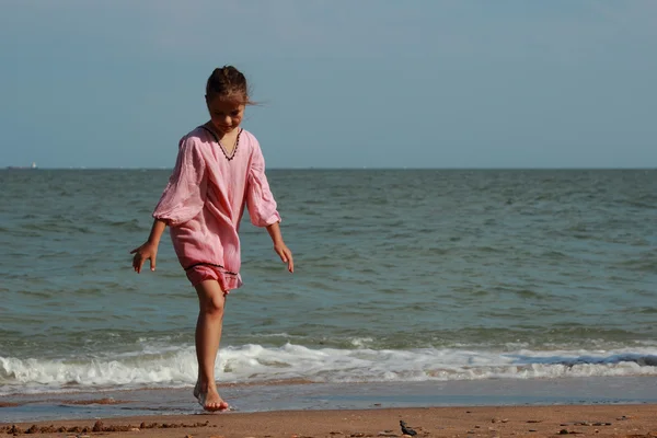 Little girl near the sea — Stock Photo, Image