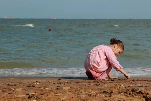 Bello bambino divertirsi sul mare — Foto Stock