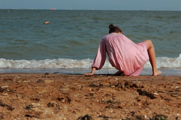 Niño agradable divertirse sobre el mar — Foto de Stock