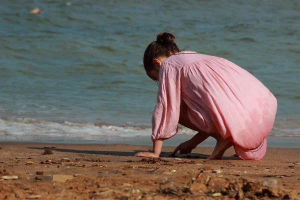 Bella ragazza vicino al mare — Foto Stock