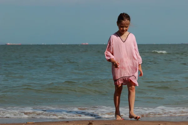 Bella ragazza vicino al mare — Foto Stock