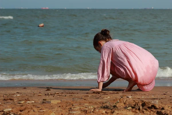 Hermosa Niña Usando Vestido Rosa Claro Jugando Con Guijarros Sobre — Foto de Stock