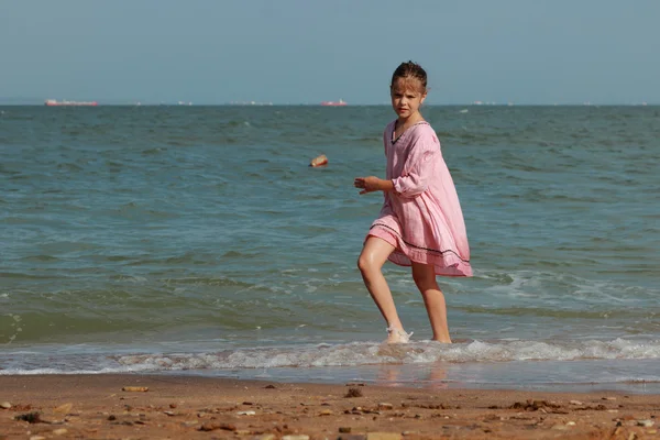 Pretty girl near the sea — Stock Photo, Image