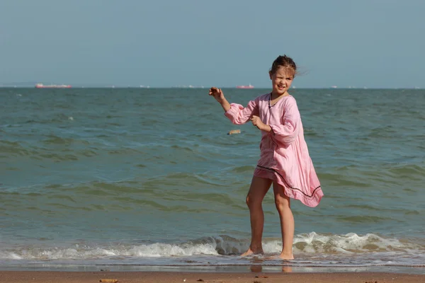 Ładna dziewczyna, w pobliżu morza — Zdjęcie stockowe