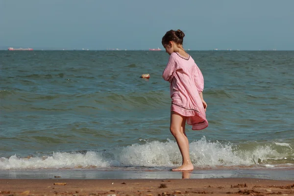 Pretty girl near the sea — Stock Photo, Image