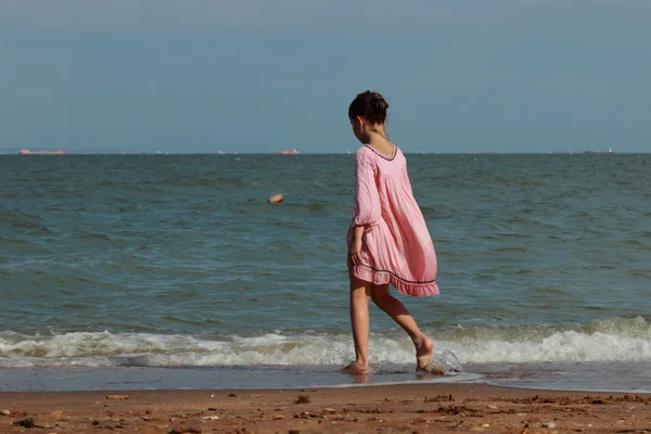 Красива дівчина біля моря — стокове фото