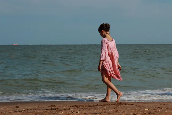 Söt flicka nära havet — Stockfoto