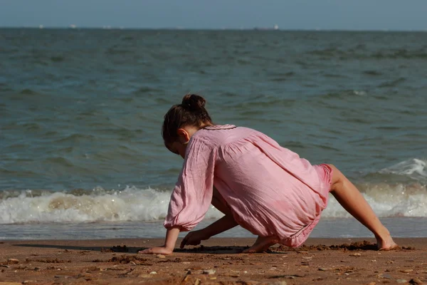 Hermosa Niña Usando Vestido Rosa Claro Jugando Con Guijarros Sobre — Foto de Stock