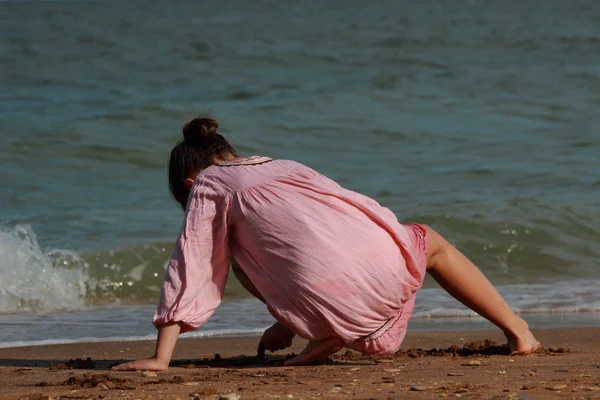 Jolie fille près de la mer — Photo