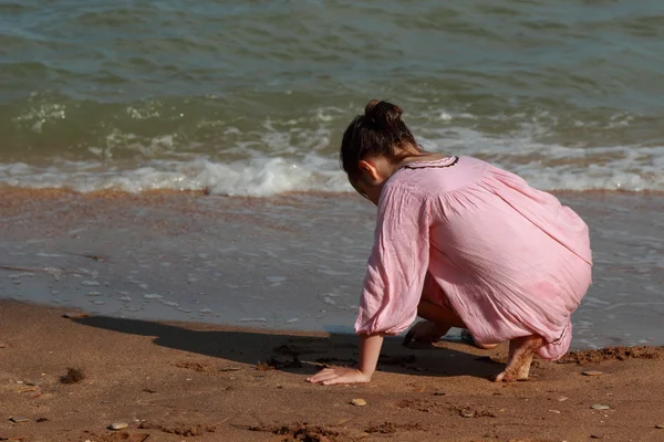 Bella ragazza vicino al mare — Foto Stock