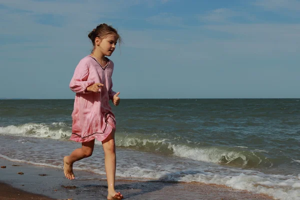 Schöne Kleine Mädchen Trägt Hellrosa Kleid Und Spielt Mit Kieselsteinen — Stockfoto