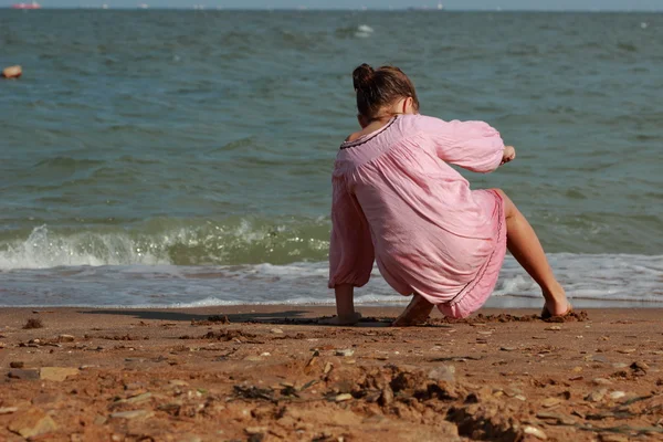 Jolie fille près de la mer — Photo