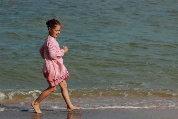 Menina Bonita Vestindo Vestido Rosa Claro Brincando Com Sebbles Sobre — Fotografia de Stock