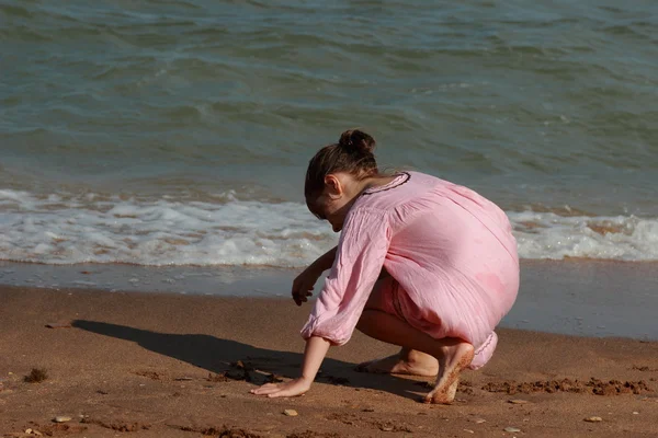 Dziecko gra nad morze — Zdjęcie stockowe