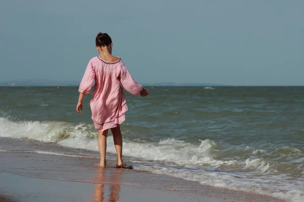 Deniz kenarında güzel bir kız — Stok fotoğraf