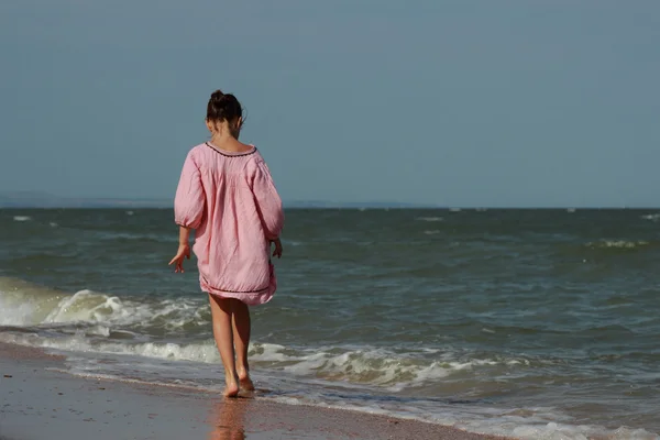 Chica bonita cerca del mar — Foto de Stock