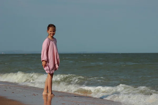 Ładna dziewczyna, w pobliżu morza — Zdjęcie stockowe