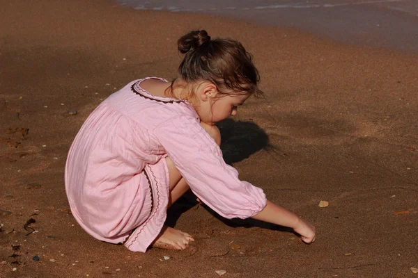 Kid plaing near the sea, East Crimea — Stock Photo, Image