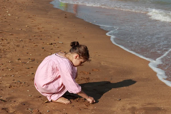 Jongen plaing in de buurt van de zee, Oosten-Krim — Stockfoto
