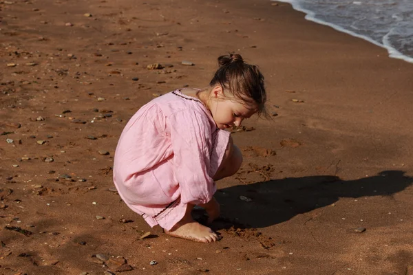 Παιδί plaing κοντά στη θάλασσα, την Ανατολή Κριμαία — Φωτογραφία Αρχείου