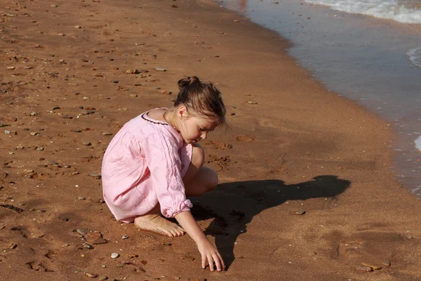 Дитина plaing на березі моря, Схід Криму — стокове фото