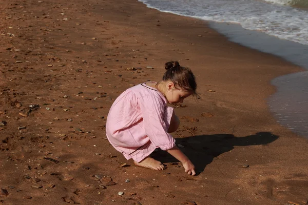 Enfant plaçant près de la mer, Crimée orientale — Photo