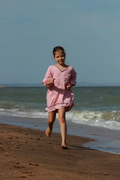El niño que trenza cerca del mar, la Crimea Oriental — Foto de Stock