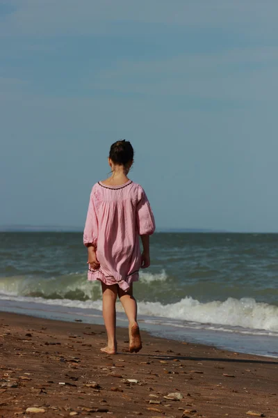 El niño que trenza cerca del mar, la Crimea Oriental — Foto de Stock