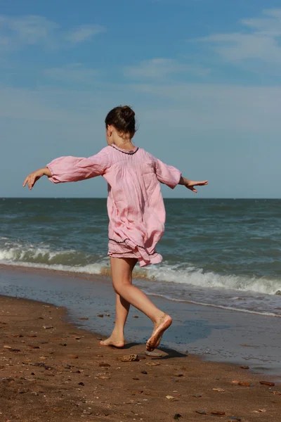 Vacker Liten Flicka Iklädd Sommarklänning Spelar Och Kör Över Havet — Stockfoto