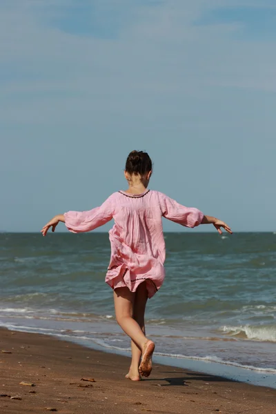 Chica bonita en la playa de mar, Crimea —  Fotos de Stock