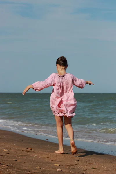 Chica bonita en la playa de mar, Crimea — Foto de Stock