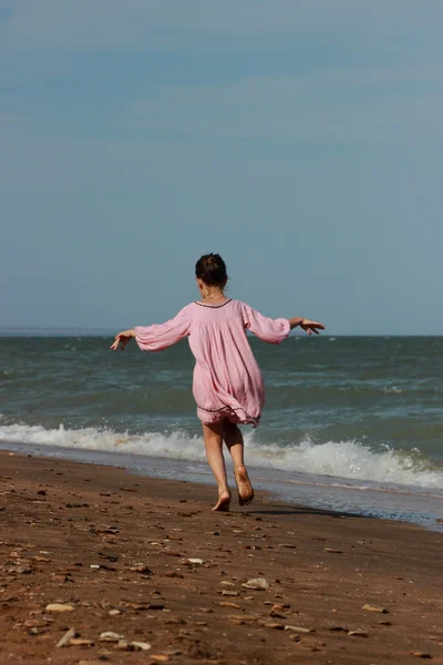 Pretty girl at sea beach, Crimea — Stock Photo, Image