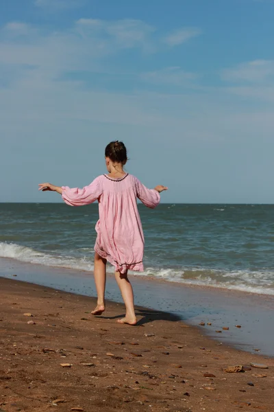 Pretty girl at sea beach, Crimea — Stock Photo, Image