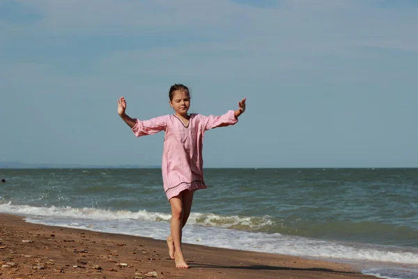 Pretty girl at sea beach, Crimea — Stock Photo, Image