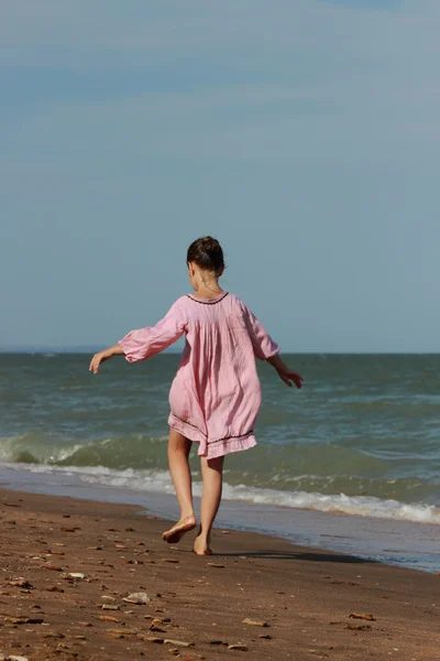 Pretty girl at sea beach, Crimea — Stock Photo, Image