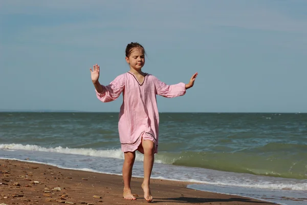 Hübsches Mädchen am Meeresstrand, Krim — Stockfoto