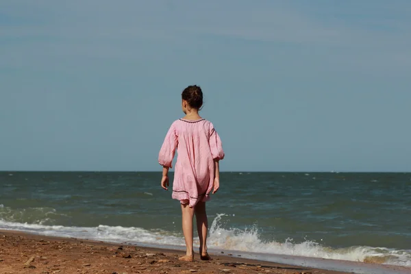 Chica bonita en la playa de mar, Crimea — Foto de Stock