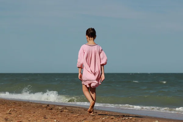 Pretty girl at sea beach, Crimea — Stock Photo, Image