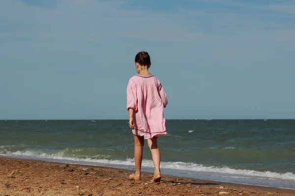 Menina bonita na praia do mar, Crimeia — Fotografia de Stock