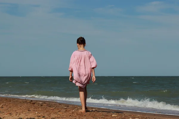 Pretty girl at sea beach, Crimea — Stock Photo, Image