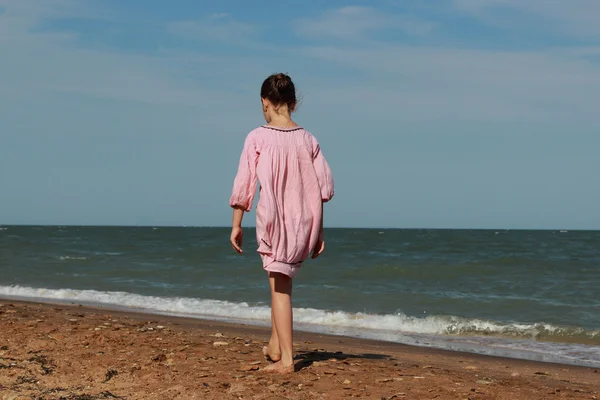 Pretty girl at sea beach, Crimea — Stock Photo, Image