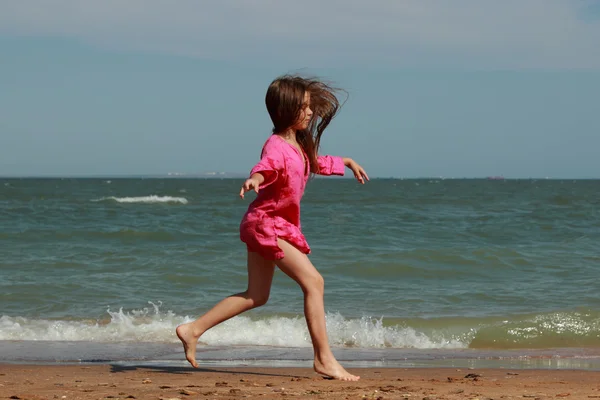 Menina bonita na praia do mar, Crimeia — Fotografia de Stock