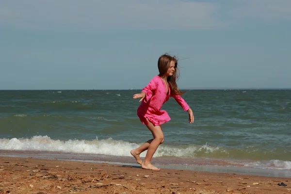 Chica bonita en la playa de mar, Crimea —  Fotos de Stock