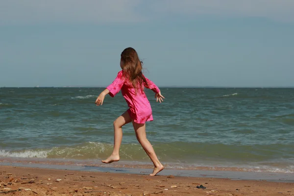 Красивая девушка на морском пляже, Крым — стоковое фото
