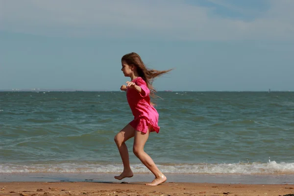 Menina bonita na praia do mar, Crimeia — Fotografia de Stock