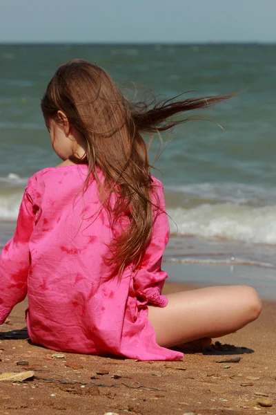 Meisje Zittend Het Strand Met Zijn Rug Naar Camera Zomer — Stockfoto